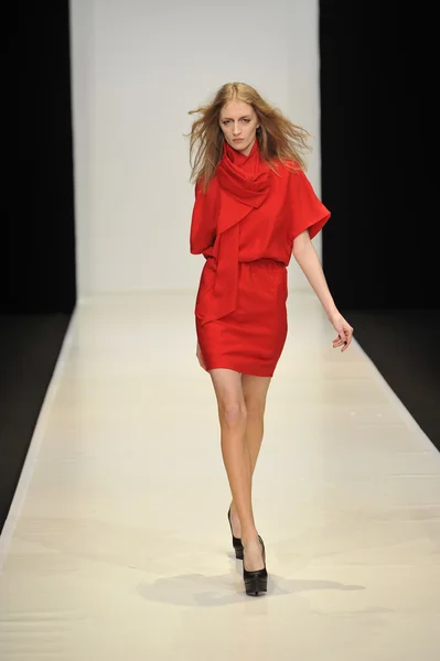 MOSCÚ - 21 DE MARZO: Una pasarela Modelo camina en la presentación de Dasha Gauser para el Otoño Invierno 2012 durante el MBFW el 21 de marzo de 2012 en Moscú, Rusia — Foto de Stock