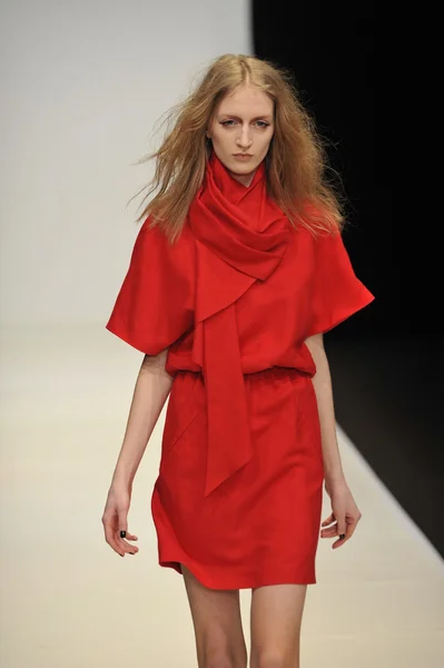 MOSCOW - MARCH 21: A Model walks runway at the Dasha Gauser for Fall Winter 2012 presentation during MBFW on March 21, 2012 in Moscow, Russia — Stock Photo, Image