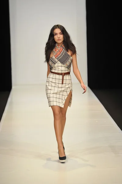 Moskova - 21 Mart: dasha gauser sonbahar kış 2012 sunu sırasında mbfw 21 Mart 2012, Moskova, Rusya Federasyonu için pist model yürür — Stok fotoğraf