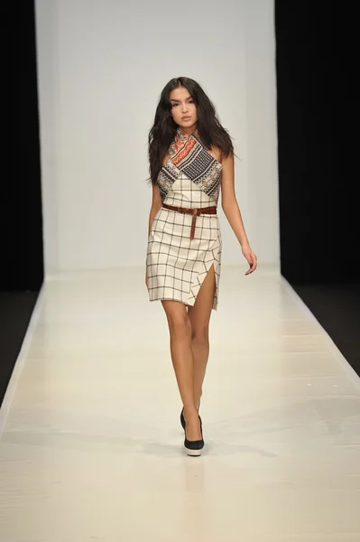 MOSCOW - MARÇO 21: Um modelo caminha pista no Dasha Gauser para Outono Inverno 2012 apresentação durante MBFW em março 21, 2012 em Moscou, Rússia — Fotografia de Stock