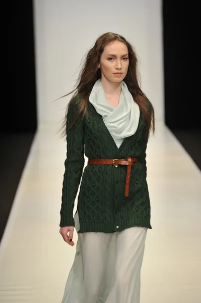 MOSCOU - 21 MARS : Un mannequin marche sur la piste de la Dasha Gauser pour la présentation de l'automne hiver 2012 au MBFW le 21 mars 2012 à Moscou, Russie — Photo