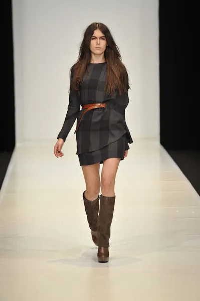 MOSCÚ - 21 DE MARZO: Una pasarela Modelo camina en la presentación de Dasha Gauser para el Otoño Invierno 2012 durante el MBFW el 21 de marzo de 2012 en Moscú, Rusia —  Fotos de Stock