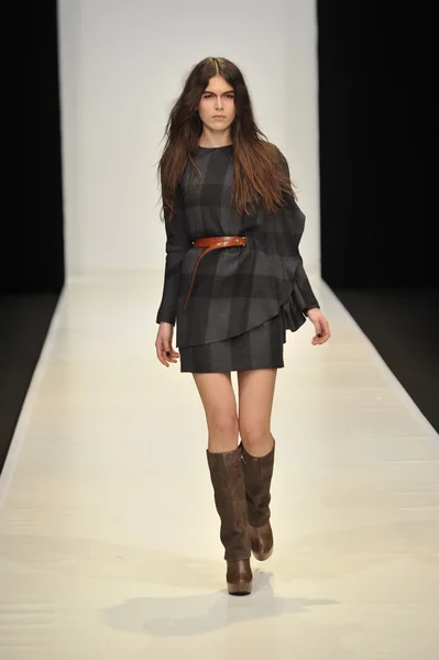 Moskva - 21. března: model chodí dráha v gauser Dáša podzim zima 2012 prezentaci během mbfw březen 21, 2012 v Moskvě, Rusko — Stock fotografie