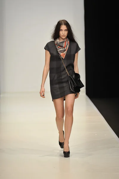 MOSCÚ - 21 DE MARZO: Una pasarela Modelo camina en la presentación de Dasha Gauser para el Otoño Invierno 2012 durante el MBFW el 21 de marzo de 2012 en Moscú, Rusia — Foto de Stock