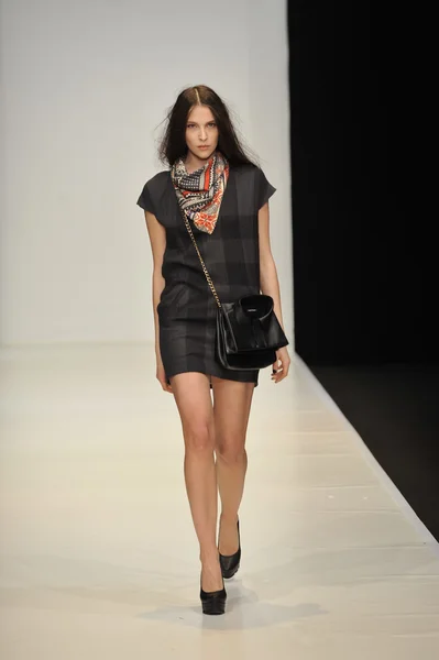 MOSCOW - MARÇO 21: Um modelo caminha pista no Dasha Gauser para Outono Inverno 2012 apresentação durante MBFW em março 21, 2012 em Moscou, Rússia — Fotografia de Stock