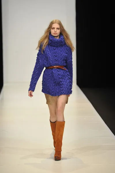 MOSCOW - MARÇO 21: Um modelo caminha pista no Dasha Gauser para Outono Inverno 2012 apresentação durante MBFW em março 21, 2012 em Moscou, Rússia — Fotografia de Stock