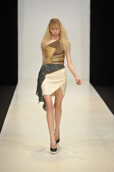 MOSCOU - 21 MARS : Un mannequin marche sur la piste de la Dasha Gauser pour la présentation de l'automne hiver 2012 au MBFW le 21 mars 2012 à Moscou, Russie — Photo