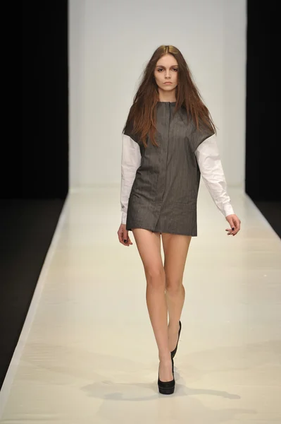 Moskau - 21. März: ein Model läuft auf dem Laufsteg der dasha gauser für die Präsentation im Rahmen der mbfw am 21. März 2012 in Moskau, Russland — Stockfoto