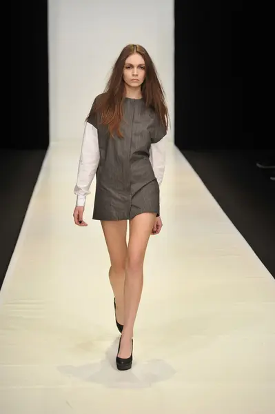 MOSCÚ - 21 DE MARZO: Una pasarela Modelo camina en la presentación de Dasha Gauser para el Otoño Invierno 2012 durante el MBFW el 21 de marzo de 2012 en Moscú, Rusia — Foto de Stock