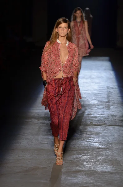 NEW YORK, NY - SEPTEMBER 11: A model walks the runway at the Edun Spring 2012 fashion show during Mercedes-Benz Fashion Week on September 11, 2011 in New York City — Stock Photo, Image