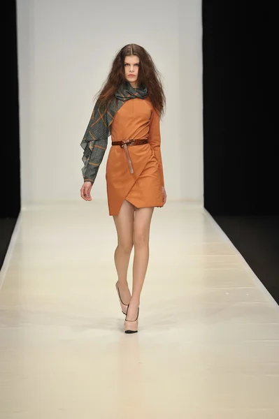 MOSCOU - 21 MARS : Un mannequin marche sur la piste de la Dasha Gauser pour la présentation de l'automne hiver 2012 au MBFW le 21 mars 2012 à Moscou, Russie — Photo