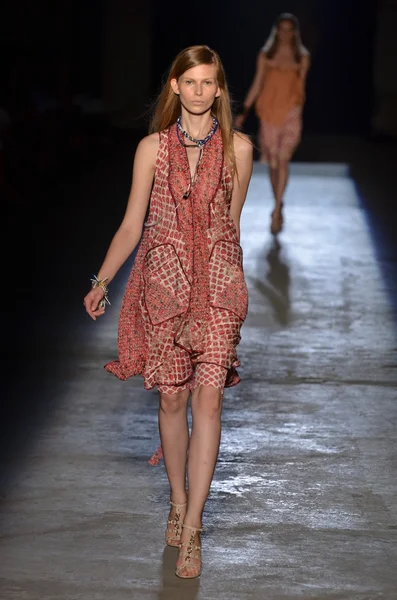 NEW YORK, NY - SEPTEMBER 11: A model walks the runway at the Edun Spring 2012 fashion show during Mercedes-Benz Fashion Week on September 11, 2011 in New York City — Stock Photo, Image