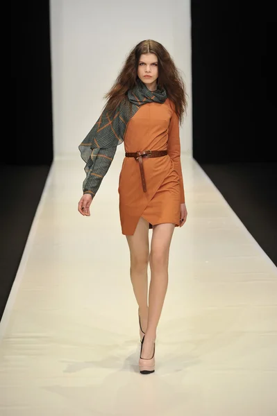 MOSCÚ - 21 DE MARZO: Una pasarela Modelo camina en la presentación de Dasha Gauser para el Otoño Invierno 2012 durante el MBFW el 21 de marzo de 2012 en Moscú, Rusia — Foto de Stock