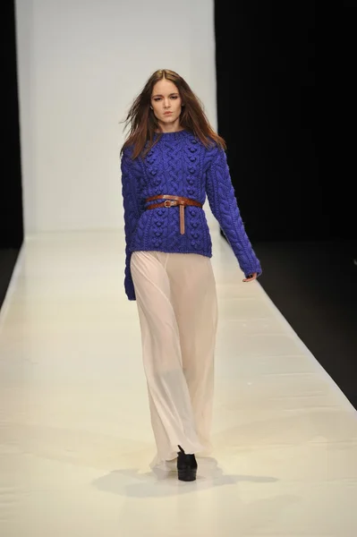 Moskova - 21 Mart: dasha gauser sonbahar kış 2012 sunu sırasında mbfw 21 Mart 2012, Moskova, Rusya Federasyonu için pist model yürür — Stok fotoğraf