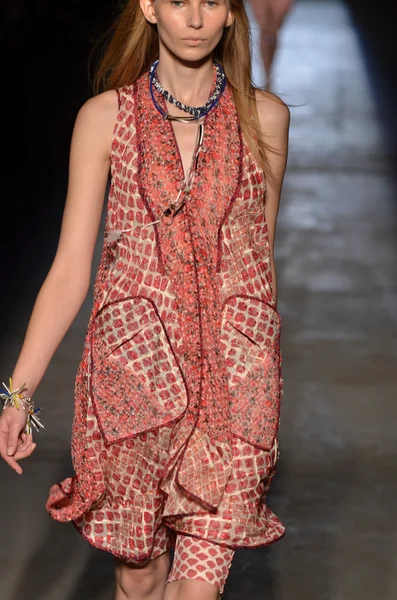 NEW YORK, NY - SEPTEMBER 11: A model walks the runway at the Edun Spring 2012 fashion show during Mercedes-Benz Fashion Week on September 11, 2011 in New York City — Stock Photo, Image