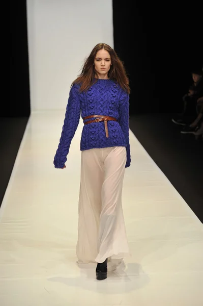 MOSCOW - MARÇO 21: Um modelo caminha pista no Dasha Gauser para Outono Inverno 2012 apresentação durante MBFW em março 21, 2012 em Moscou, Rússia — Fotografia de Stock