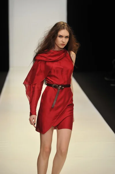 MOSCOW - MARÇO 21: Um modelo caminha pista no Dasha Gauser para Outono Inverno 2012 apresentação durante MBFW em março 21, 2012 em Moscou, Rússia — Fotografia de Stock