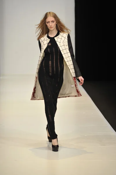 Moskova - 21 Mart: dasha gauser sonbahar kış 2012 sunu sırasında mbfw 21 Mart 2012, Moskova, Rusya Federasyonu için pist model yürür — Stok fotoğraf