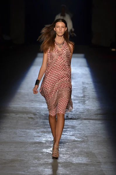 NUEVA YORK, NY - 11 DE SEPTIEMBRE: Una modelo camina por la pasarela en el desfile de moda Edun Spring 2012 durante la Semana de la Moda Mercedes-Benz el 11 de septiembre de 2011 en la ciudad de Nueva York — Foto de Stock