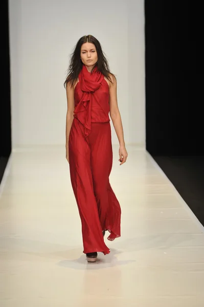 MOSCOW - MARÇO 21: Um modelo caminha pista no Dasha Gauser para Outono Inverno 2012 apresentação durante MBFW em março 21, 2012 em Moscou, Rússia — Fotografia de Stock