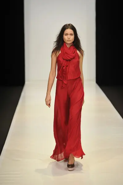 Moskova - 21 Mart: dasha gauser sonbahar kış 2012 sunu sırasında mbfw 21 Mart 2012, Moskova, Rusya Federasyonu için pist model yürür — Stok fotoğraf