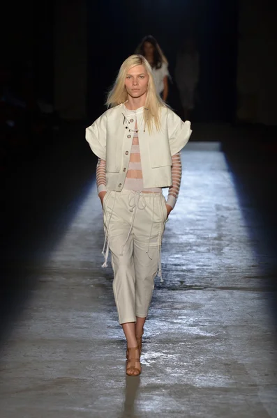 NEW YORK, NY - SEPTEMBER 11: A model walks the runway at the Edun Spring 2012 fashion show during Mercedes-Benz Fashion Week on September 11, 2011 in New York City — Stock Photo, Image