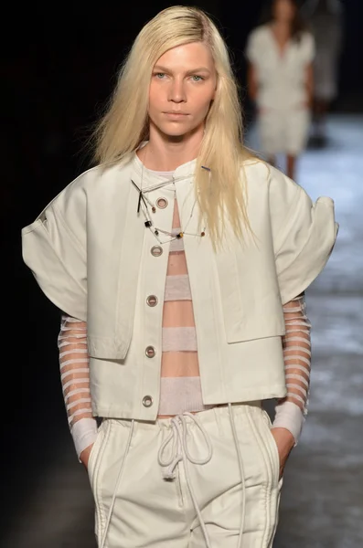 NEW YORK, NY - SEPTEMBER 11: A model walks the runway at the Edun Spring 2012 fashion show during Mercedes-Benz Fashion Week on September 11, 2011 in New York City — Stock Photo, Image