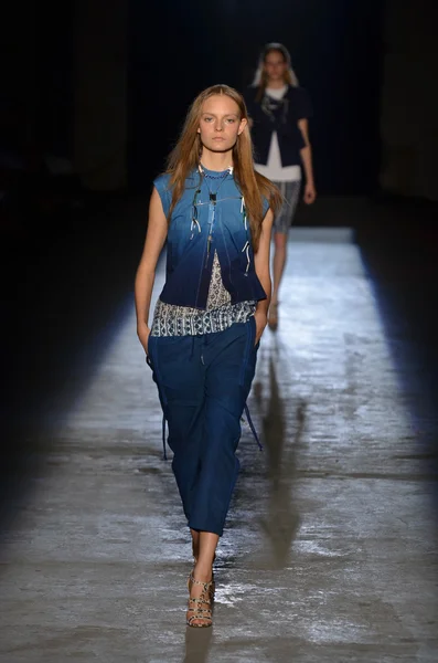 NEW YORK, NY - SEPTEMBER 11: A model walks the runway at the Edun Spring 2012 fashion show during Mercedes-Benz Fashion Week on September 11, 2011 in New York City — Stock Photo, Image