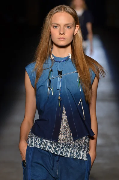 NEW YORK, NY - SEPTEMBER 11: A model walks the runway at the Edun Spring 2012 fashion show during Mercedes-Benz Fashion Week on September 11, 2011 in New York City — Stock Photo, Image