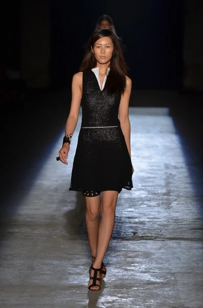 NEW YORK, NY - SEPTEMBER 11: A model walks the runway at the Edun Spring 2012 fashion show during Mercedes-Benz Fashion Week on September 11, 2011 in New York City — Stock Photo, Image