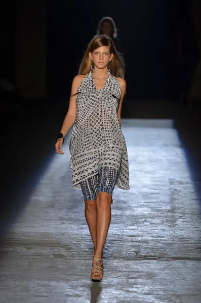 NUEVA YORK, NY - 11 DE SEPTIEMBRE: Una modelo camina por la pasarela en el desfile de moda Edun Spring 2012 durante la Semana de la Moda Mercedes-Benz el 11 de septiembre de 2011 en la ciudad de Nueva York —  Fotos de Stock