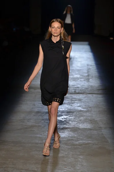 NEW YORK, NY - SEPTEMBER 11: A model walks the runway at the Edun Spring 2012 fashion show during Mercedes-Benz Fashion Week on September 11, 2011 in New York City — Stock Photo, Image