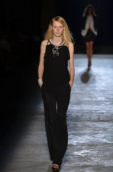 NUEVA YORK, NY - 11 DE SEPTIEMBRE: Una modelo camina por la pasarela en el desfile de moda Edun Spring 2012 durante la Semana de la Moda Mercedes-Benz el 11 de septiembre de 2011 en la ciudad de Nueva York — Foto de Stock