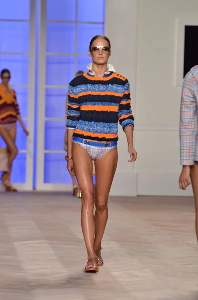 NEW YORK, NY - SEPTEMBER 11: A model wears Tommy Hilfiger Spring 2012 Women's Collection on the runway at The Theater at Lincoln Center on September 11, 2011 in New York City — Stock Photo, Image