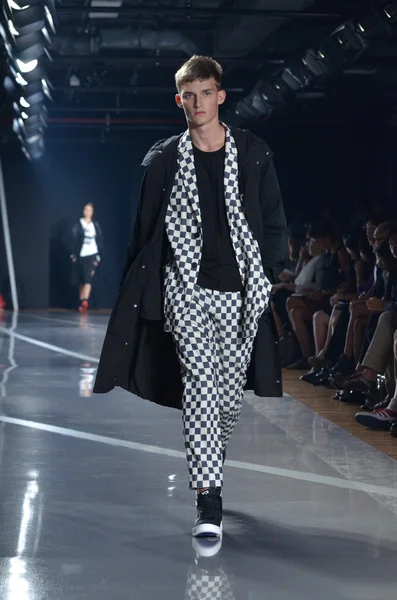 NEW YORK, NY - SEPTEMBER 11: A model walks the runway at the Y-3 Spring 2012 fashion show during Mercedes-Benz Fashion Week at 82 Mercer on September 11, 2011 in New York City — Stock Photo, Image