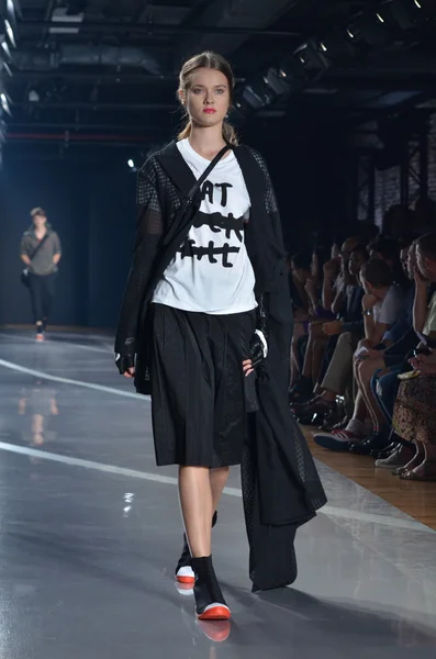 NEW YORK, NY - SEPTEMBER 11: A model walks the runway at the Y-3 Spring 2012 fashion show during Mercedes-Benz Fashion Week at 82 Mercer on September 11, 2011 in New York City — Stock Photo, Image