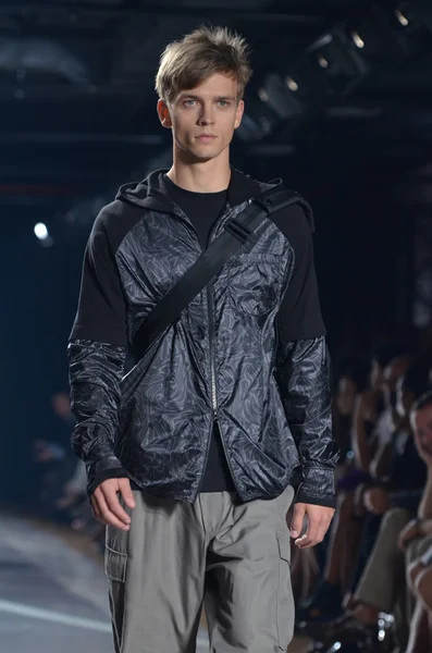 NEW YORK, NY - SEPTEMBER 11: A model walks the runway at the Y-3 Spring 2012 fashion show during Mercedes-Benz Fashion Week at 82 Mercer on September 11, 2011 in New York City — Stock Photo, Image