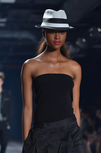 NEW YORK, NY - SEPTEMBER 11: A model walks the runway at the Y-3 Spring 2012 fashion show during Mercedes-Benz Fashion Week at 82 Mercer on September 11, 2011 in New York City — Stock Photo, Image