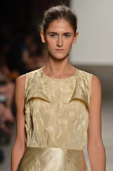 NEW YORK, NY - SEPTEMBER 12: A model walks the runway at the Alexandre Herchcovitch Spring 2012 fashion show during Mercedes-Benz Fashion Week at EYEBEAM on September 12, 2011 in New York City — Stock Photo, Image