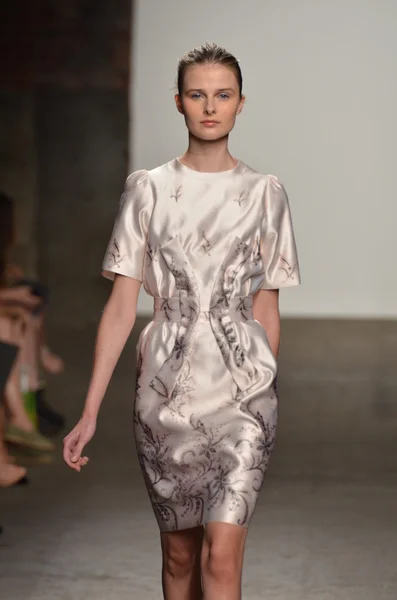 NEW YORK, NY - SEPTEMBER 12: A model walks the runway at the Alexandre Herchcovitch Spring 2012 fashion show during Mercedes-Benz Fashion Week at EYEBEAM on September 12, 2011 in New York City — Stock Photo, Image