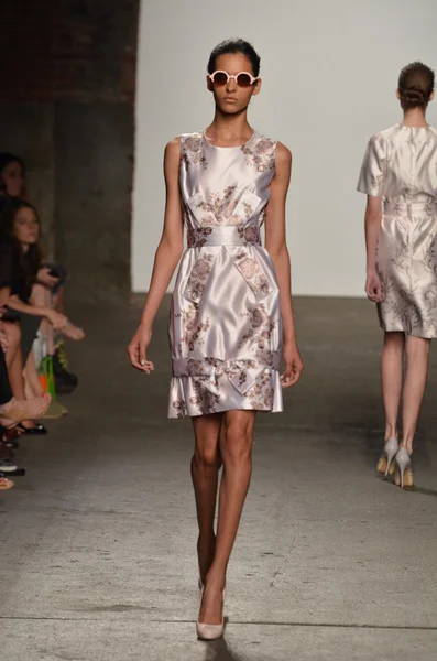 NEW YORK, NY - SEPTEMBER 12: A model walks the runway at the Alexandre Herchcovitch Spring 2012 fashion show during Mercedes-Benz Fashion Week at EYEBEAM on September 12, 2011 in New York City — Stock Photo, Image