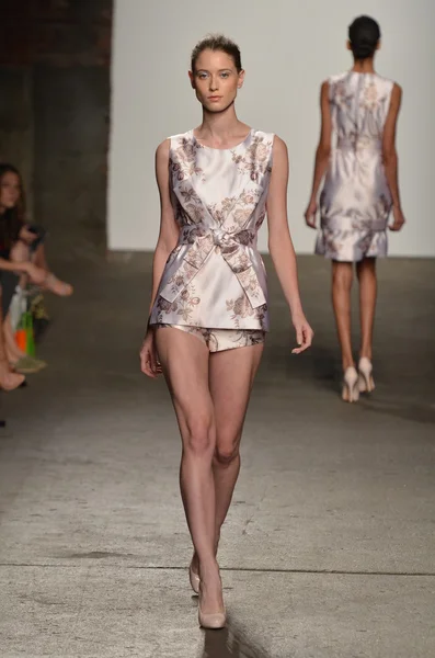 NEW YORK, NY - SEPTEMBER 12: A model walks the runway at the Alexandre Herchcovitch Spring 2012 fashion show during Mercedes-Benz Fashion Week at EYEBEAM on September 12, 2011 in New York City — Stock Photo, Image