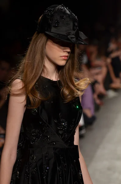 NEW YORK, NY - SEPTEMBER 12: A model walks the runway at the Alexandre Herchcovitch Spring 2012 fashion show during Mercedes-Benz Fashion Week at EYEBEAM on September 12, 2011 in New York City — Stock Photo, Image