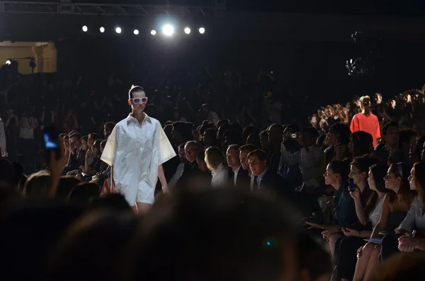 NUEVA YORK, NY - 12 DE SEPTIEMBRE: Una modelo camina por la pasarela del desfile Marc by Marc Jacobs Spring 2012 durante la Mercedes-Benz Fashion Week en NY Armory el 12 de septiembre de 2011 en la ciudad de Nueva York — Foto de Stock