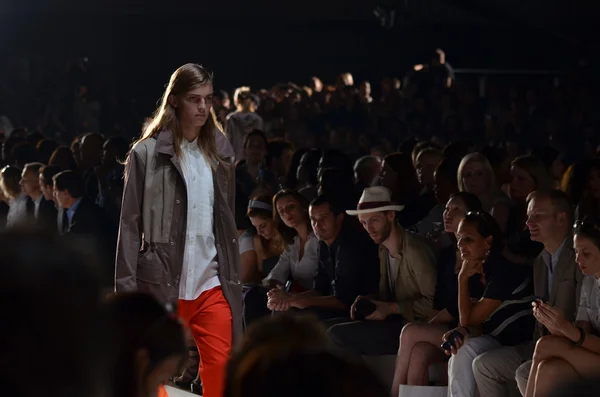 NOVA IORQUE, NY - SETEMBRO 12: Um modelo caminha na pista do Marc by Marc Jacobs Spring 2012 fashion show durante a Mercedes-Benz Fashion Week no NY Armory em 12 de setembro de 2011 em Nova York — Fotografia de Stock