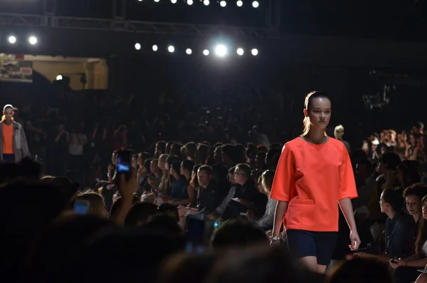 NOVA IORQUE, NY - SETEMBRO 12: Um modelo caminha na pista do Marc by Marc Jacobs Spring 2012 fashion show durante a Mercedes-Benz Fashion Week no NY Armory em 12 de setembro de 2011 em Nova York — Fotografia de Stock