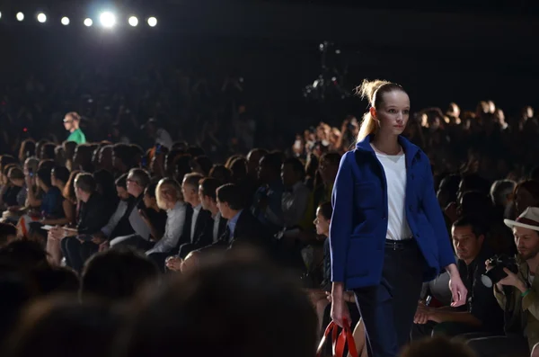 NUEVA YORK, NY - 12 DE SEPTIEMBRE: Una modelo camina por la pasarela del desfile Marc by Marc Jacobs Spring 2012 durante la Mercedes-Benz Fashion Week en NY Armory el 12 de septiembre de 2011 en la ciudad de Nueva York — Foto de Stock