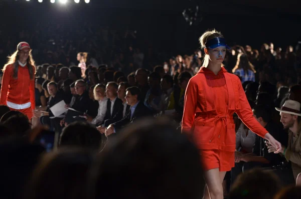 NOVA IORQUE, NY - SETEMBRO 12: Um modelo caminha na pista do Marc by Marc Jacobs Spring 2012 fashion show durante a Mercedes-Benz Fashion Week no NY Armory em 12 de setembro de 2011 em Nova York — Fotografia de Stock