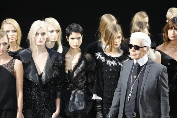 Paris, france - märz 08: ein model läuft über den laufsteg während der chanel ready to wear herbstwinter 2011 show während der Pariser modewoche im grand palais am märz 8, 2011 in paris, france. — Stockfoto