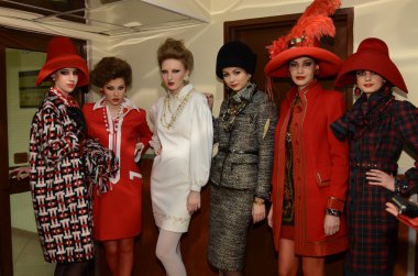 Moskova - 21 Mart: slava zaitsev modelleri yürüyüş provaya düşmek wtc sunuda kış 2012 mercedes-benz moda haftası sırasında 21 Mart 2012, Moskova, Rusya